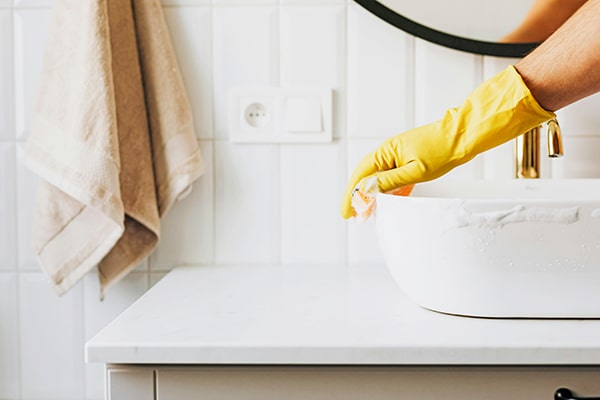 Cleaning bathroom sink